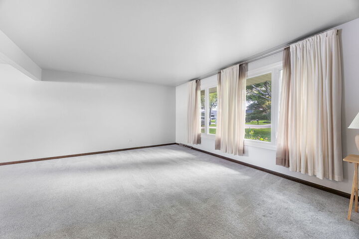 Property Photo:  9S172 Cumnor Road  IL 60516 