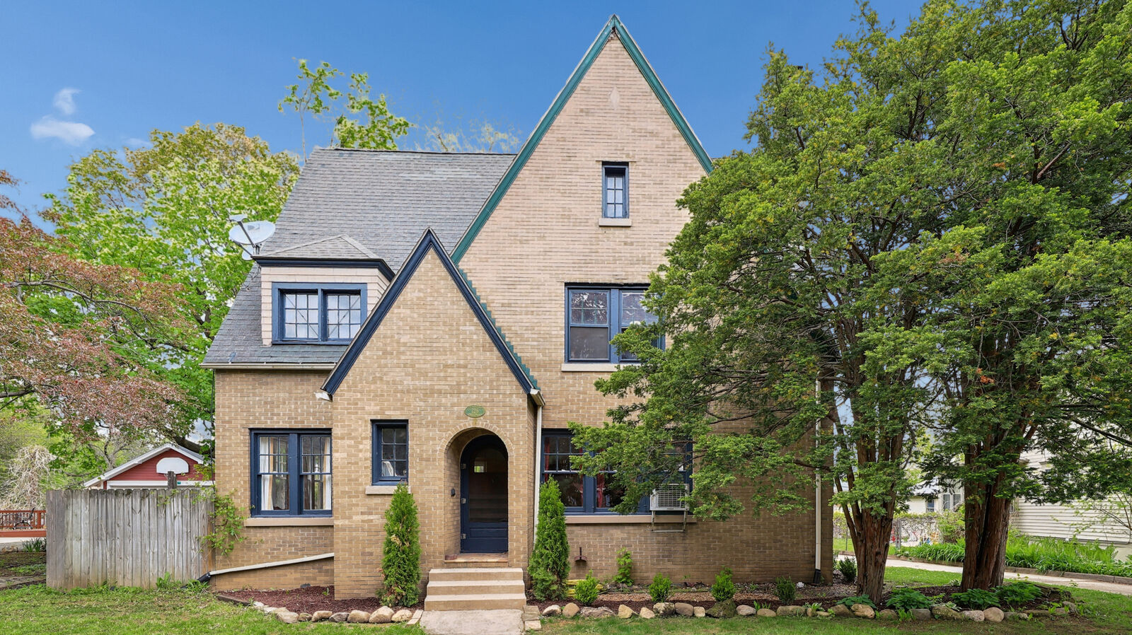 Property Photo:  726 W Highland Avenue  IL 60123 