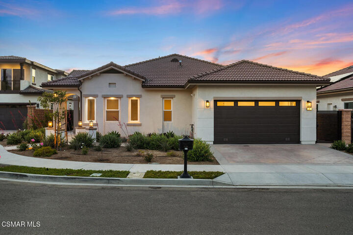 Property Photo:  327 Toyon Court Court  CA 91362 