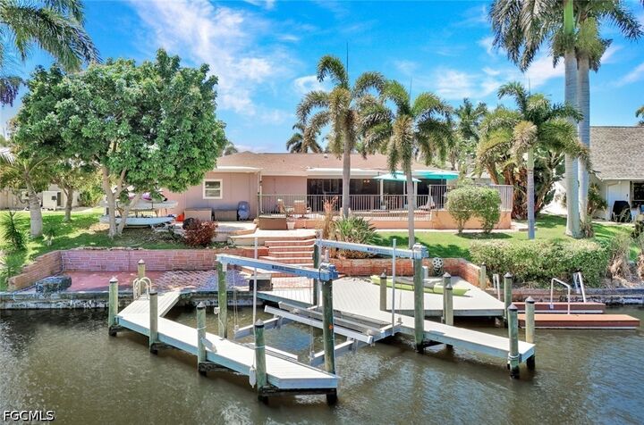 Property Photo:  703 SE 33rd Terrace  FL 33904 