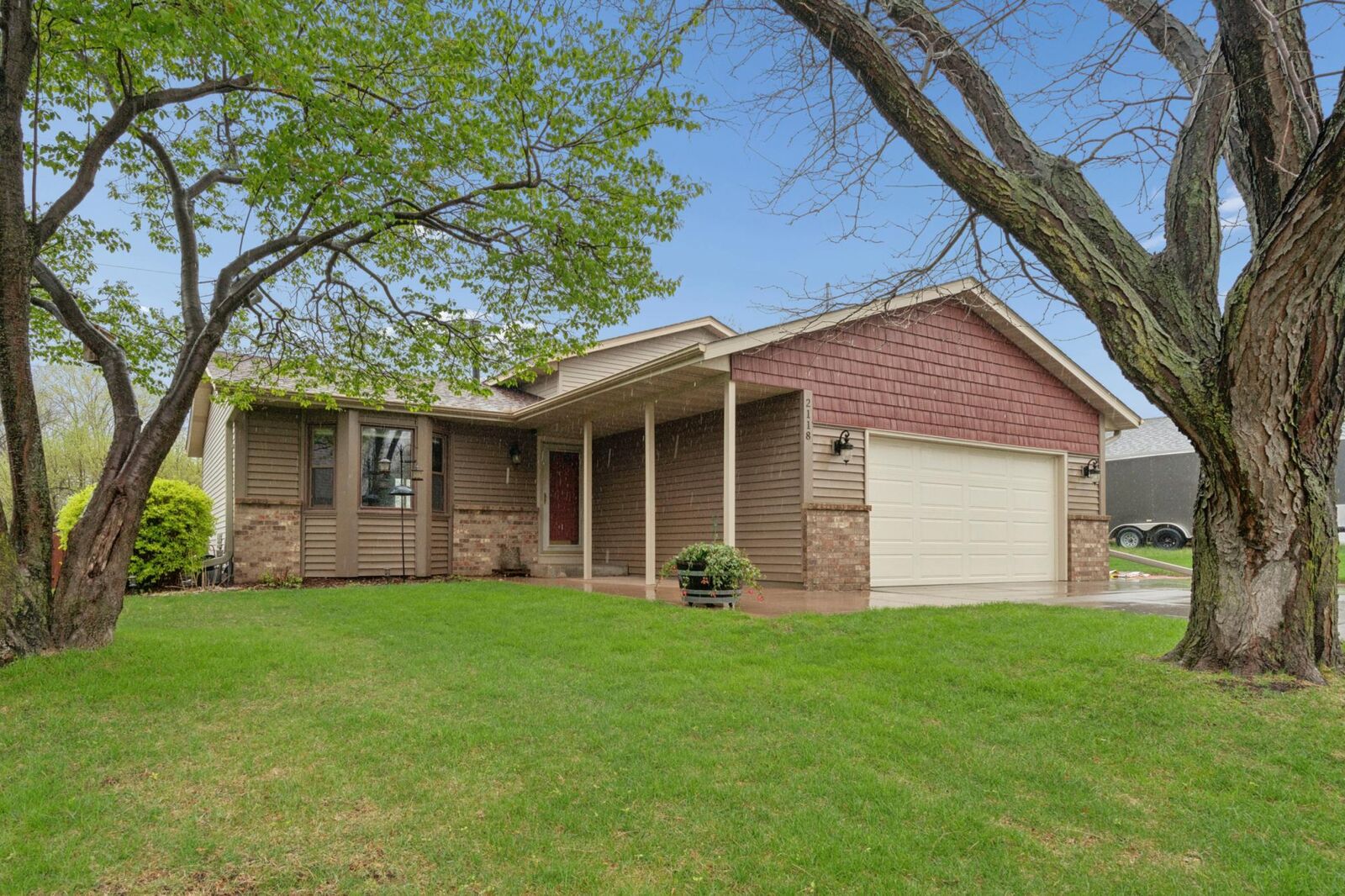 Property Photo:  2118 Hale Avenue N  MN 55128 