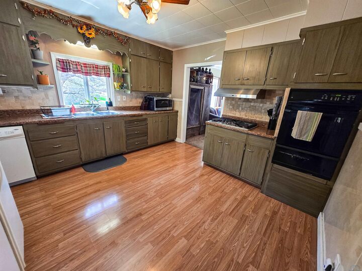 Property Photo: 2220 S Cypress St IA 51106