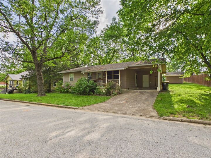 Property Photo:  804 N Robinson  AR 72601 