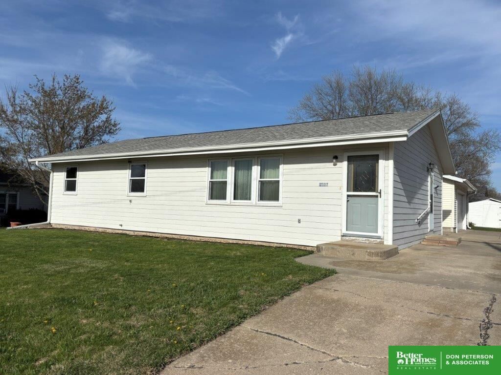 Property Photo:  303 N Lemon Avenue  NE 68739 