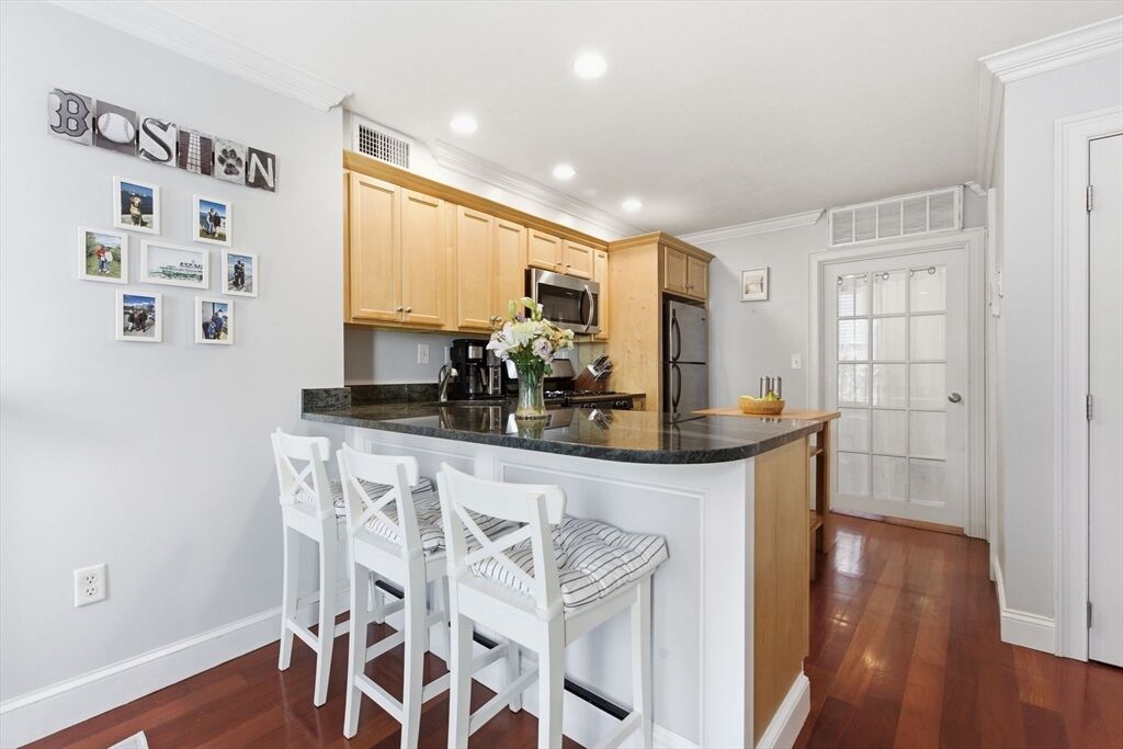 Property Photo:  523 E 2nd St 5  MA 02127 