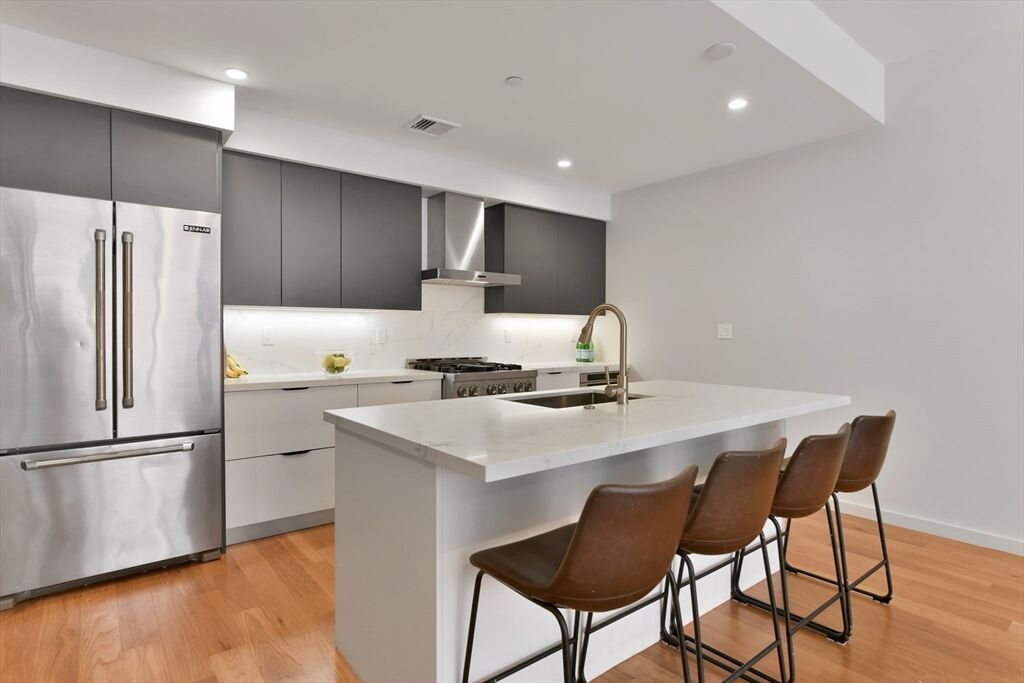 Property Photo:  531-533 E 2nd St 201  MA 02127 