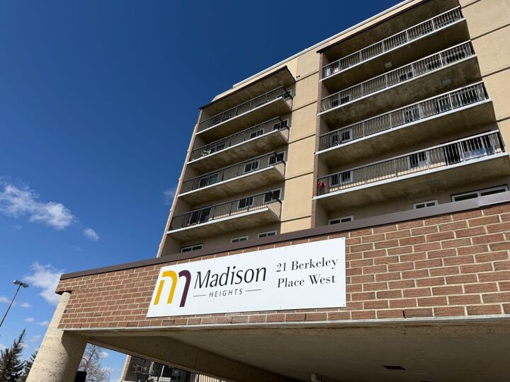 Property Photo: 21 Berkeley Place W 921 AB T1K 5N1