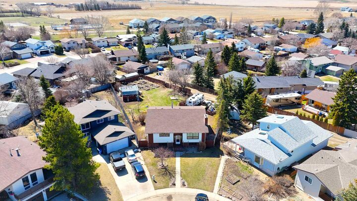 Property Photo: 640 McCulloch Crescent AB T0M 1B0