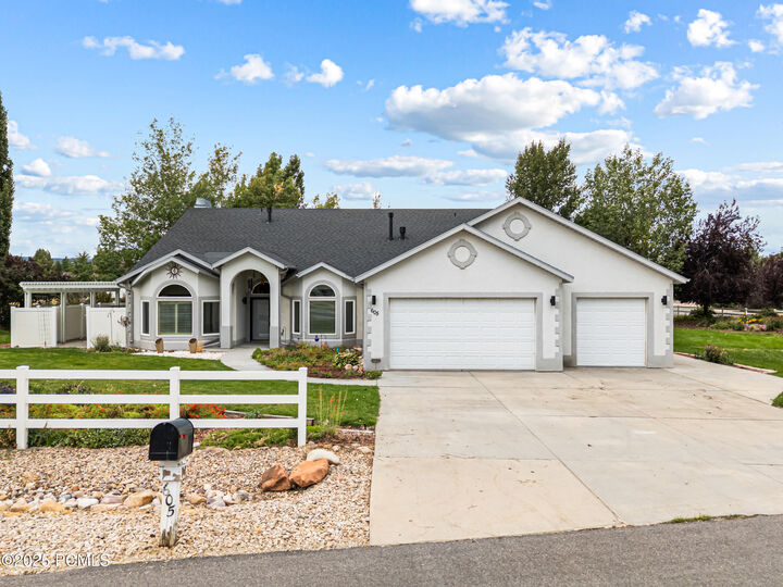 Property Photo: 605 Aspen Road UT 84036