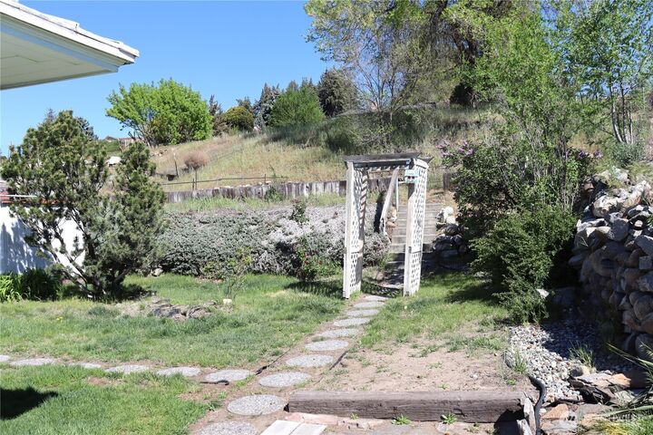 Property Photo:  10 W Dewberry Avenue  WA 98841 