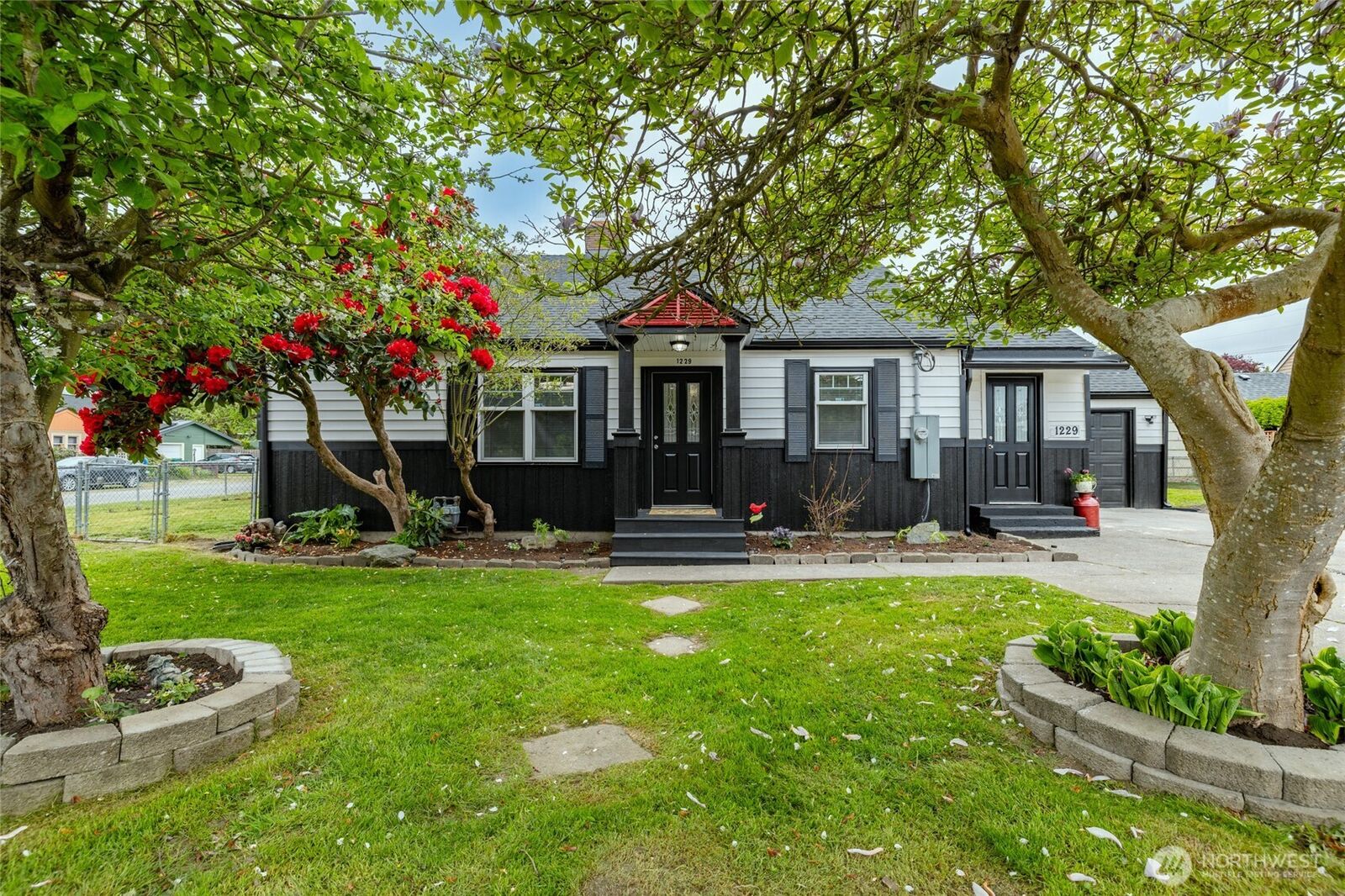 Property Photo:  1229  Harrison Street  WA 98273 