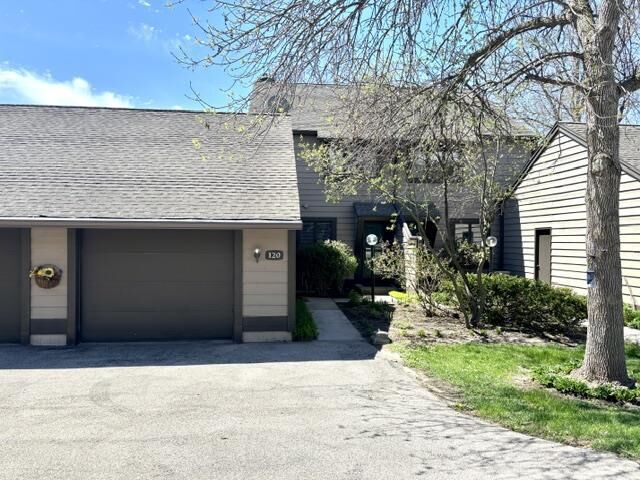 Property Photo:  120 Glenview Court  WI 53548 