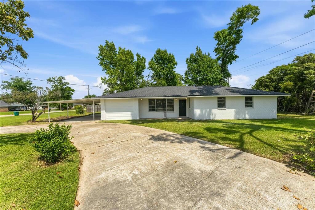 Property Photo:  1401 Forest Lane  LA 70663 