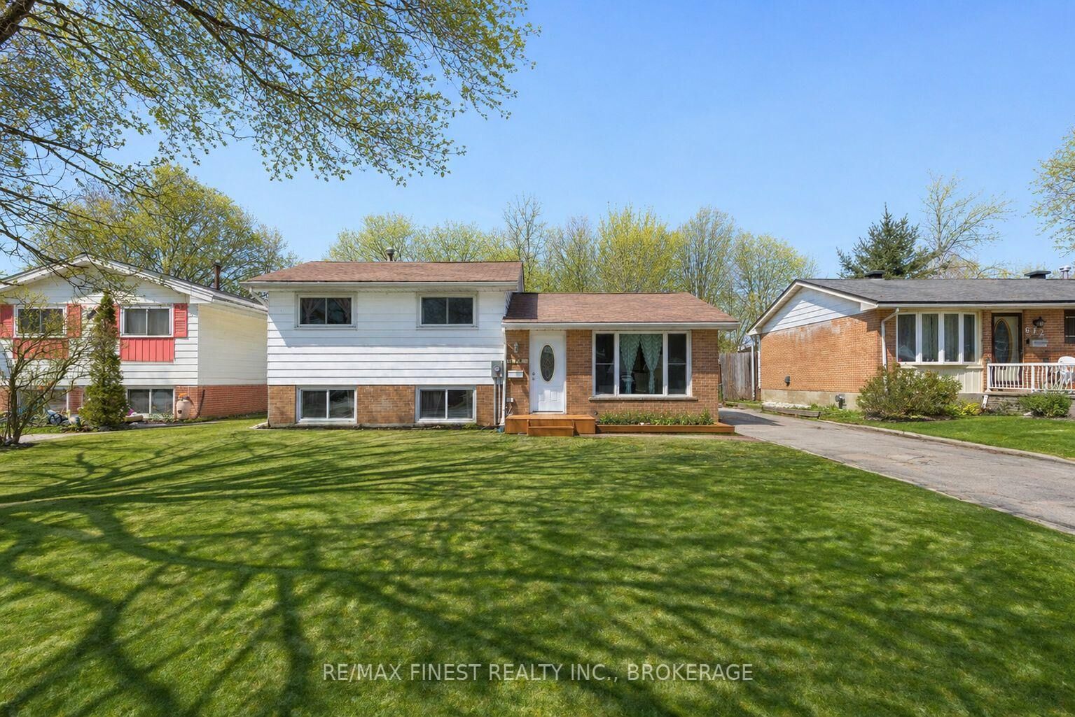 Property Photo: 676 Laurier Boulevard ON K6V 5X8