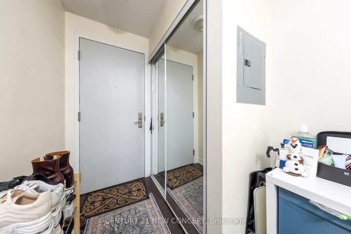 Property Photo: 761 Bay Street 404 ON M5G 2R2