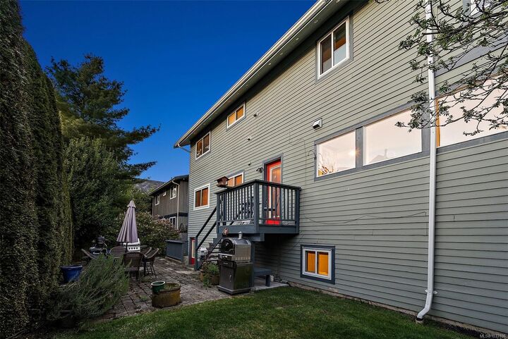 Property Photo: 248 Richmond Ave BC V8S 3X8