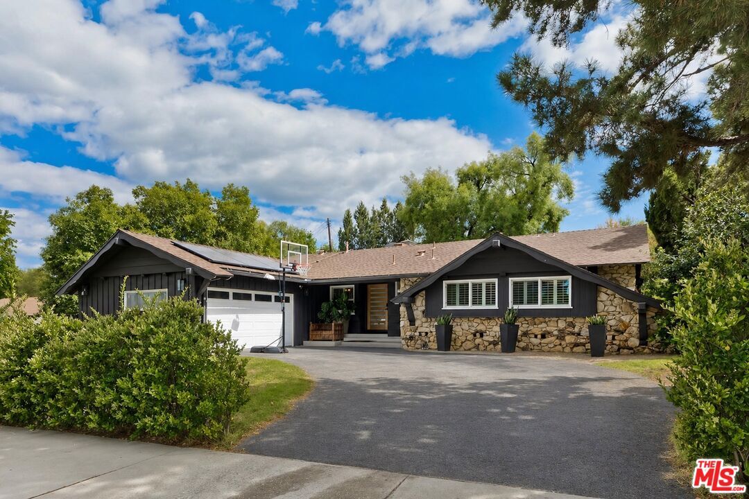 Property Photo:  23916 Califa St  CA 91367 