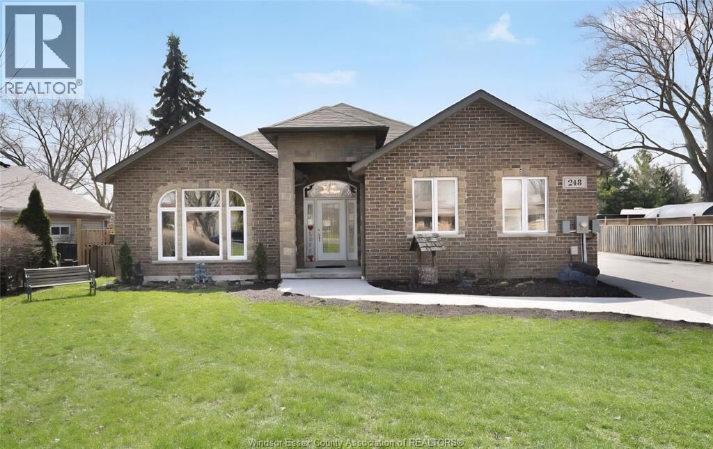 Photo de la propriété: 248 Notre Dame ON N8L 1K8