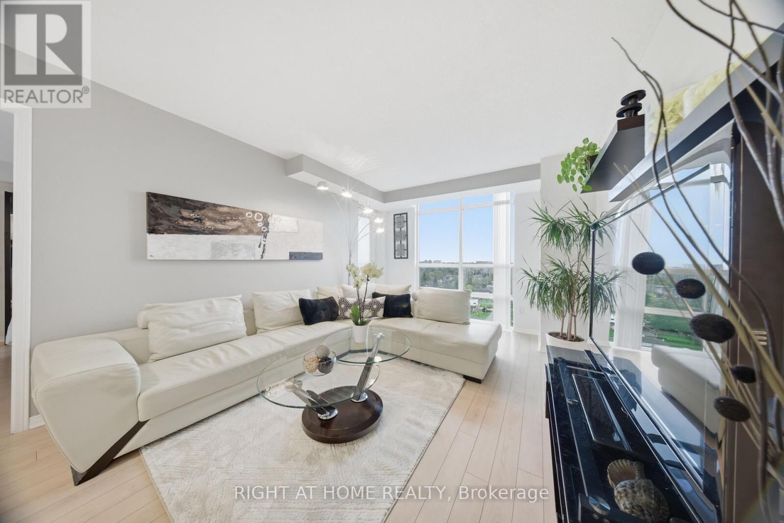 Property Photo: 233 Beecroft Road 1915 ON M2N 6Z9
