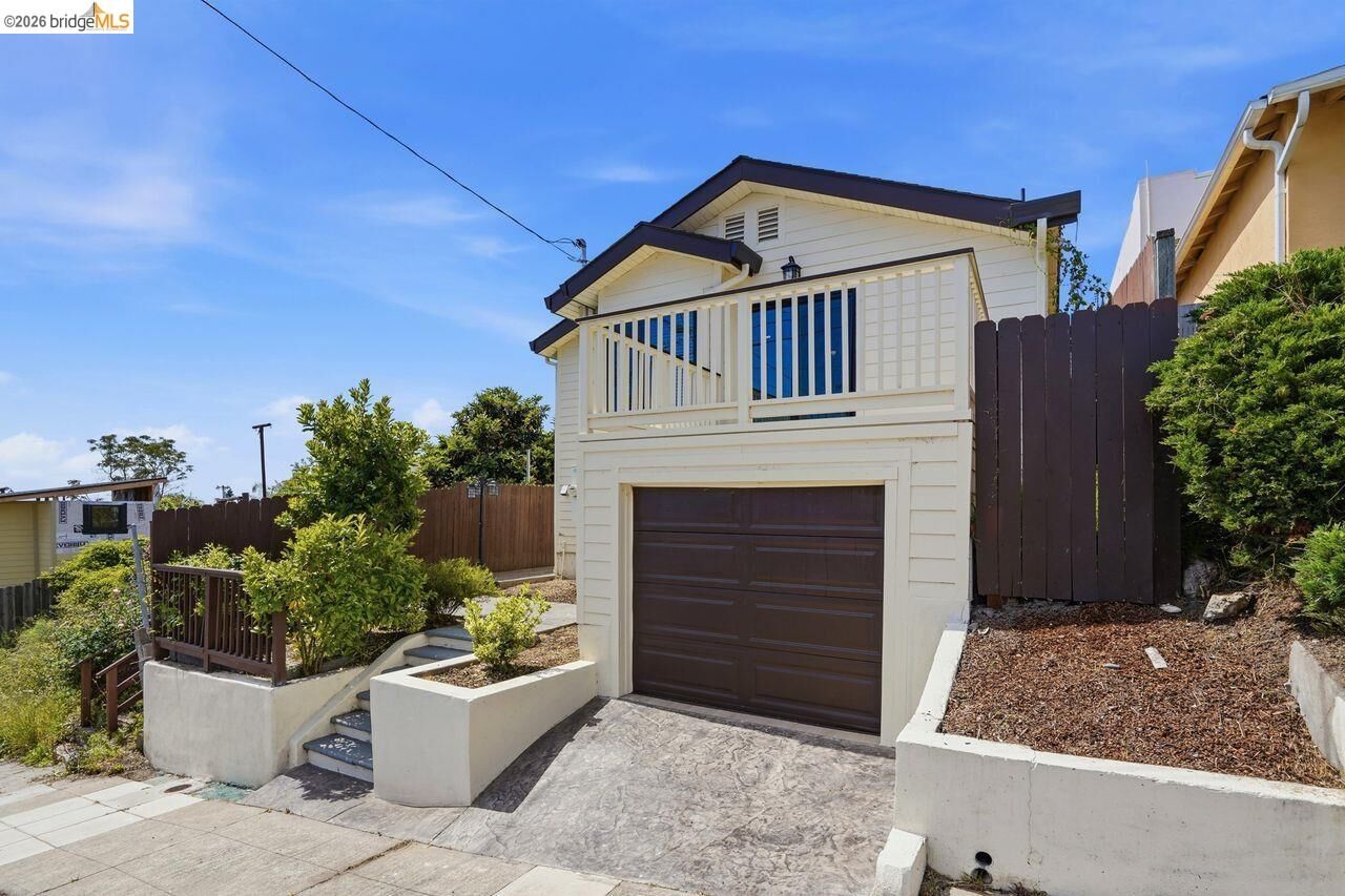 Property Photo:  2469 Potter St  CA 94601 