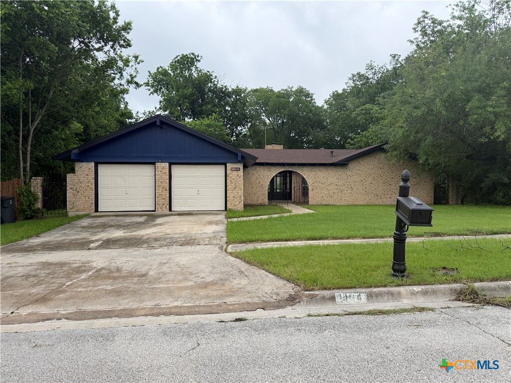 Property Photo:  1404 E Vardeman Avenue  TX 76541 