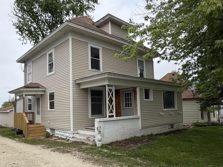 Property Photo:  20 5th Ave SE  IA 50662 
