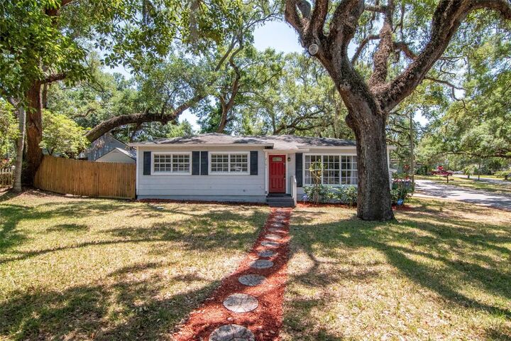 Property Photo:  2101 E Howell Street  FL 33610 