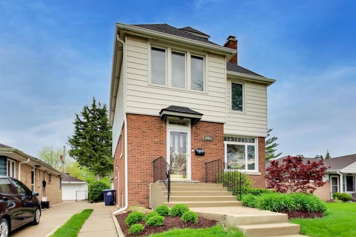 Property Photo:  940 W Grant Drive  IL 60016 