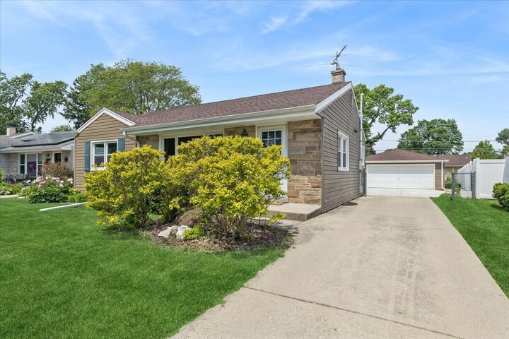 Property Photo:  1304 Dennis Place  IL 60018 