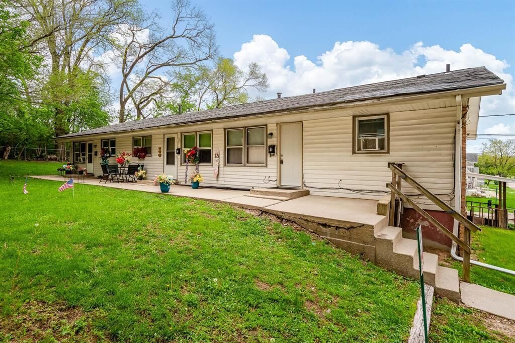 Property Photo: 422 Henrietta Avenue IL 61102
