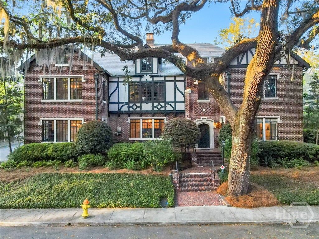 Property Photo: 302 E 46th Street GA 31405