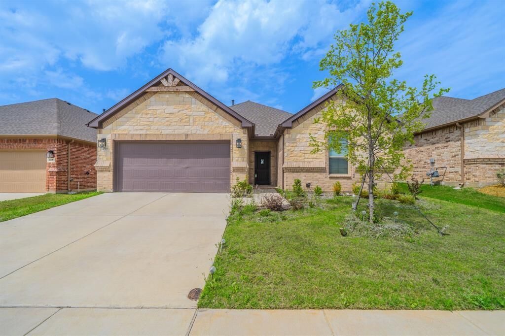 Property Photo:  1057 Nighthawk Trail  TX 76009 