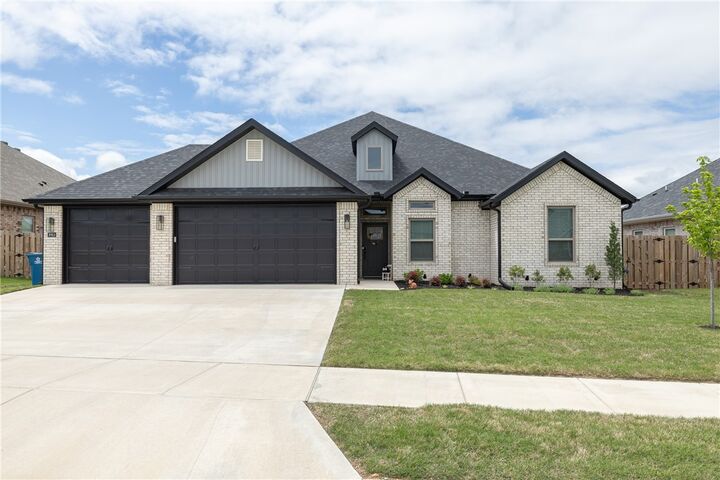 Property Photo:  1913 Salmon Street  AR 72751 