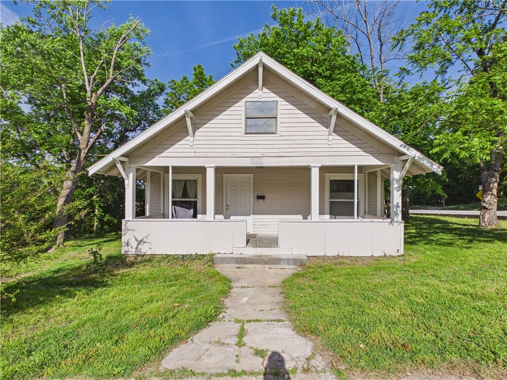 Property Photo:  312 N Chestnut  AR 72601 