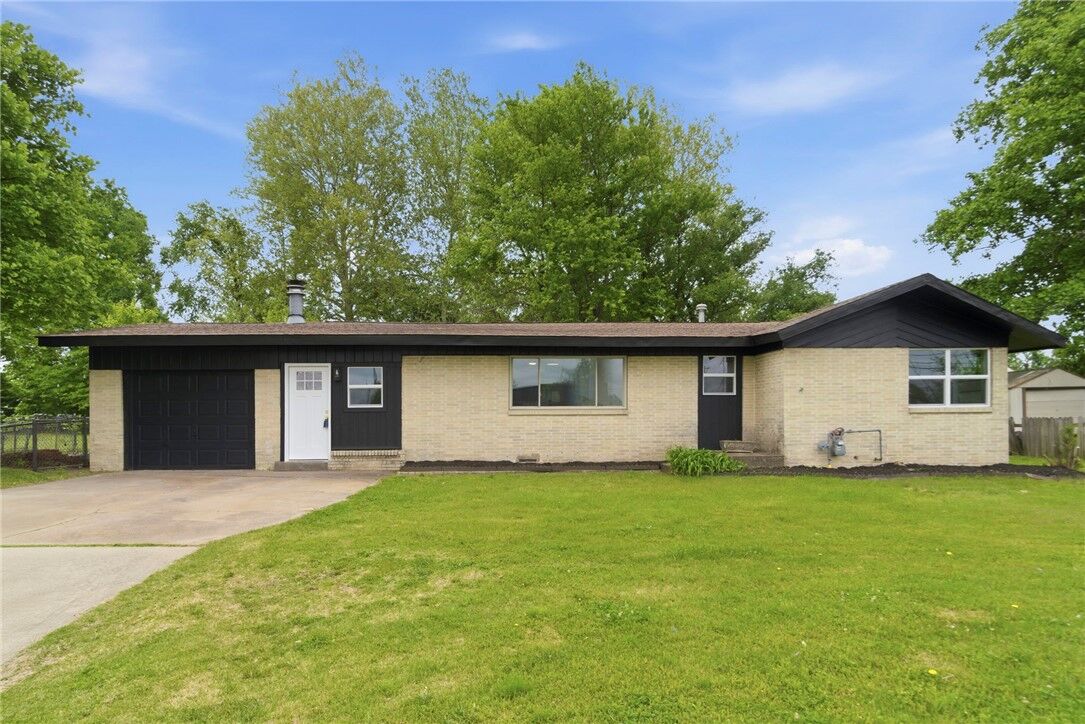 Property Photo:  2303 S Turner Street  AR 72764 