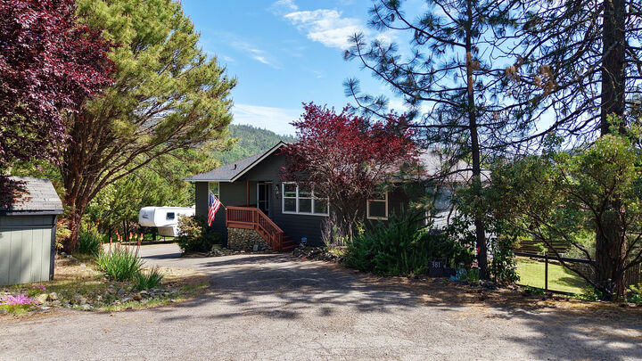 Property Photo:  381 Pinetop Terrace  OR 97539 
