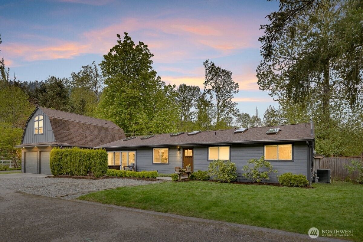 Property Photo:  1109  Lewis Lane SE  WA 98027 