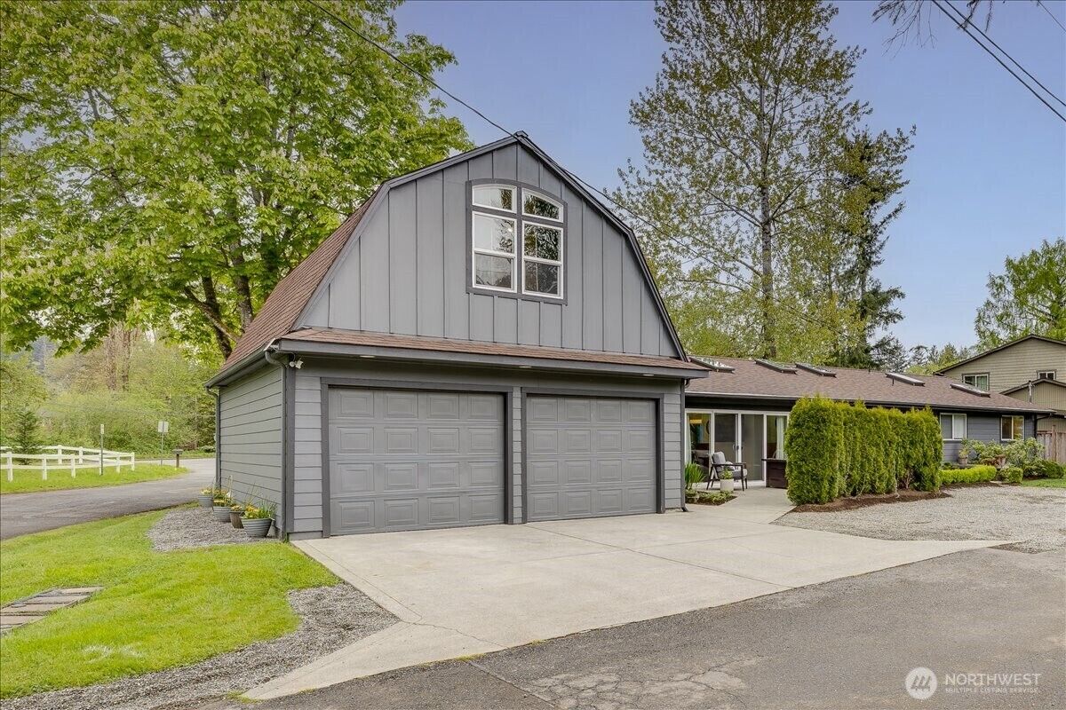 Property Photo:  1109  Lewis Lane SE  WA 98027 