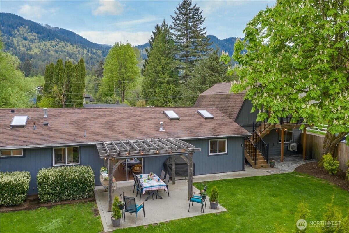 Property Photo: 1109 Lewis Lane SE WA 98027