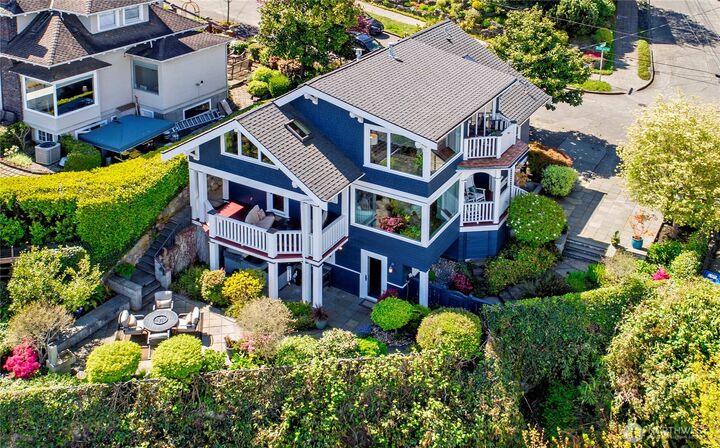 Property Photo:  1712  Arch Avenue SW  WA 98116 