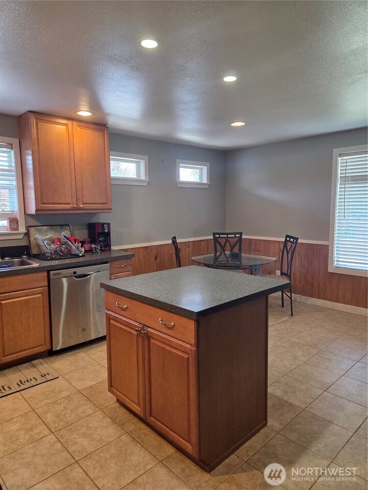 Property Photo:  2000 E Highland Avenue  WA 98273 