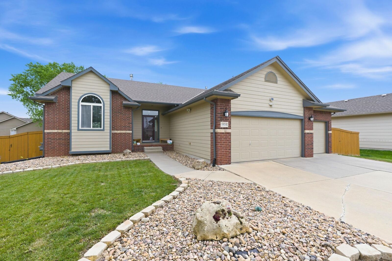 Property Photo:  1024 N Crest St  KS 67206 