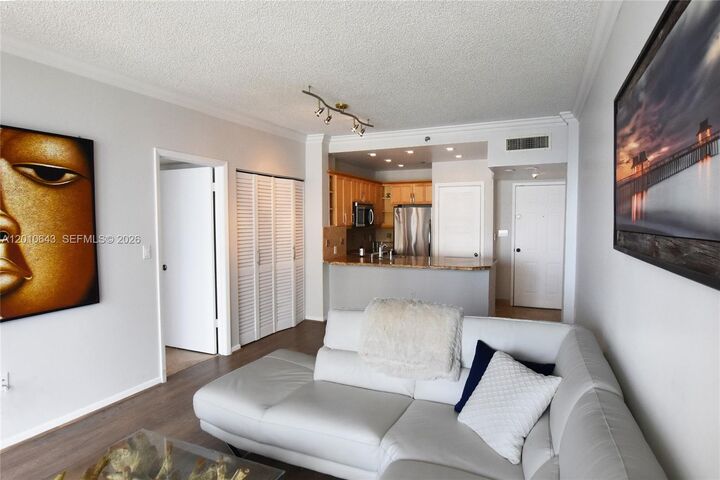Property Photo:  540 Brickell Key Dr Ph1812  FL 33131 