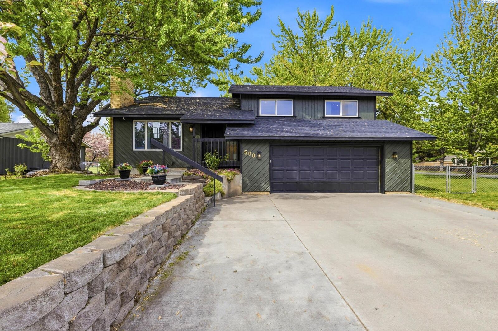 Property Photo:  500 Meadows Drive South  WA 99352 
