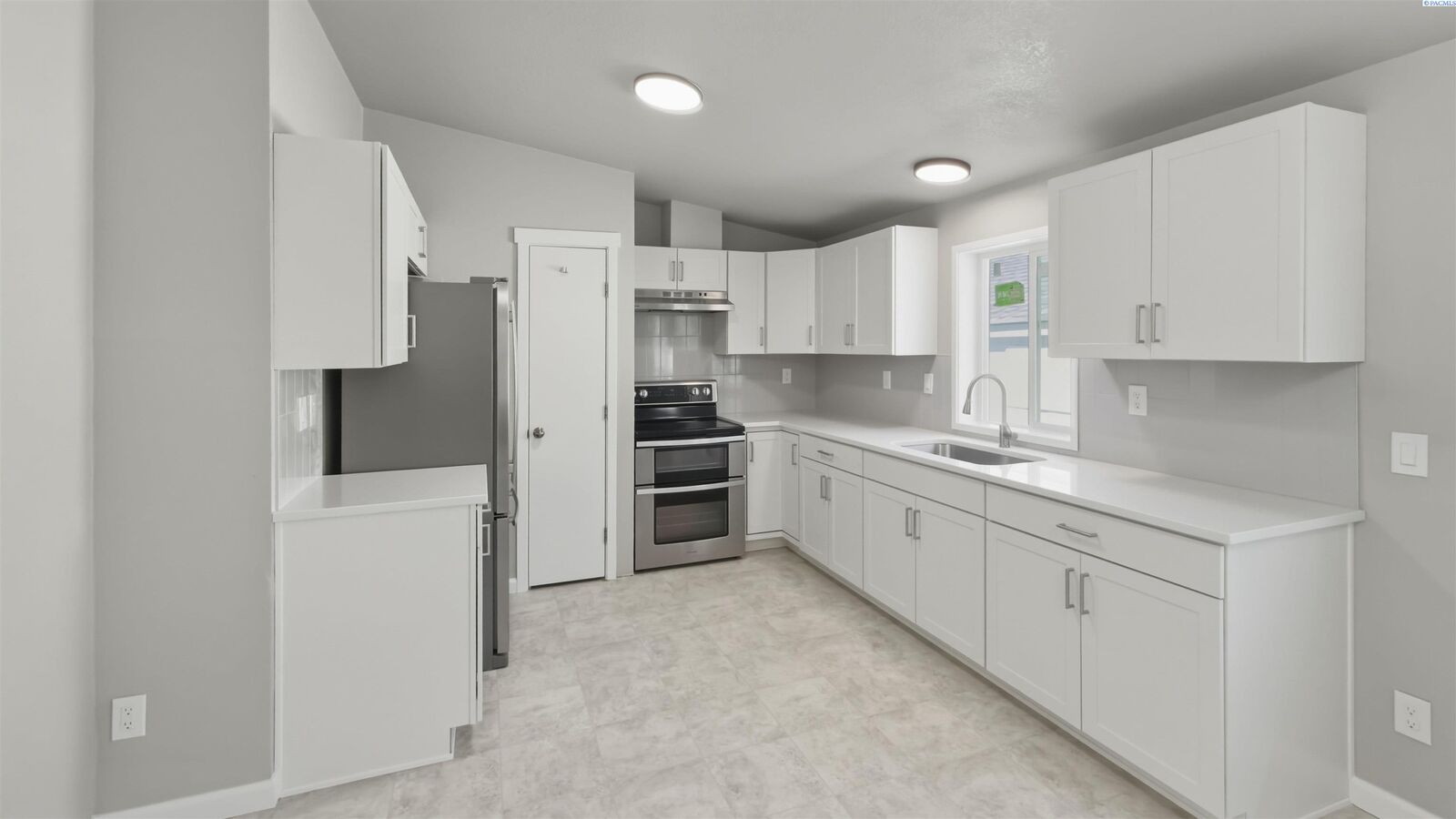 Property Photo:  1418 W Washington St  WA 99301 