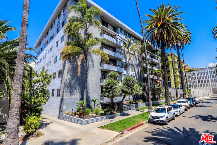 Property Photo:  121 S Palm Dr  CA 90212 