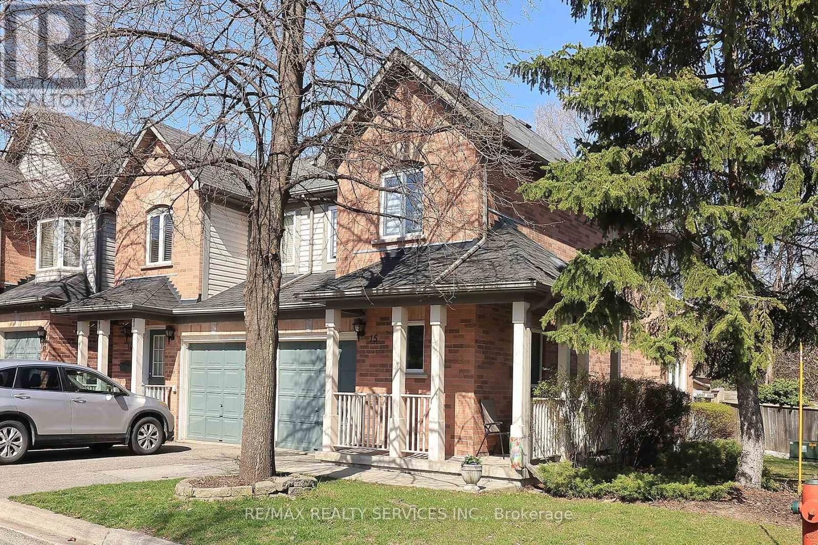 Property Photo: 2088 Leanne Boulevard 15 ON L5K 2S7