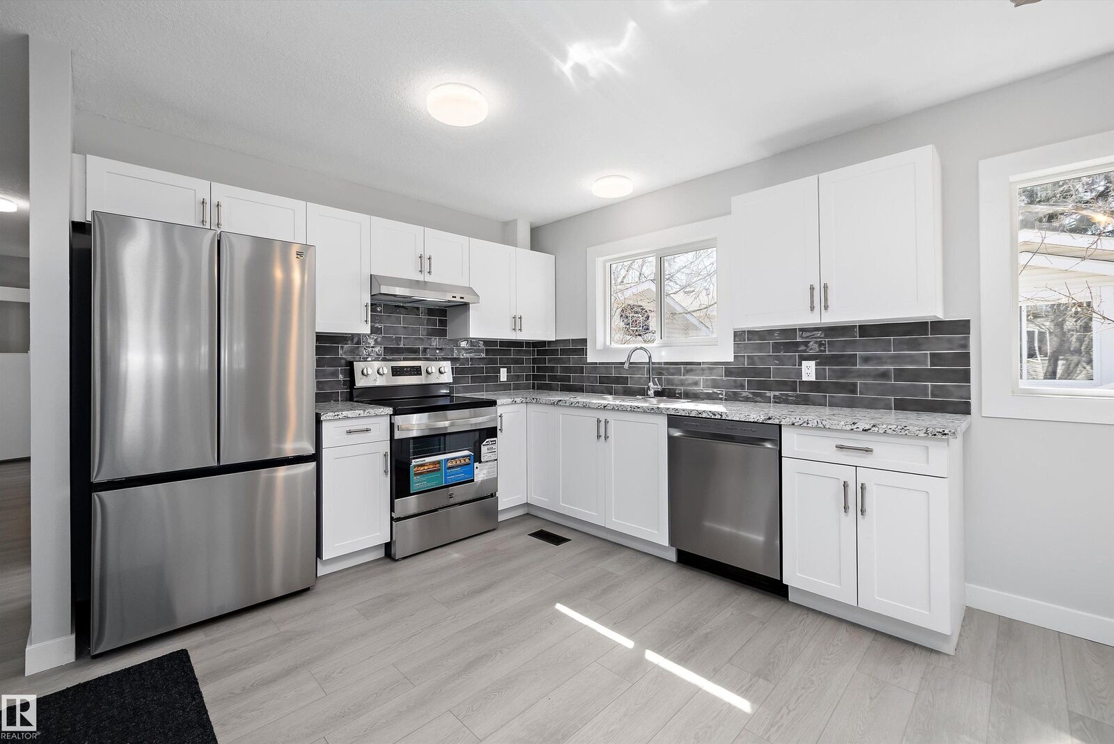 Property Photo:  44 Rim Road NW  AB T6P 1G7 