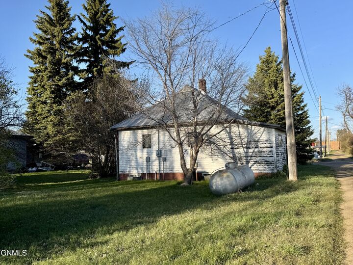 Property Photo:  108 Montana Street  ND 58529 