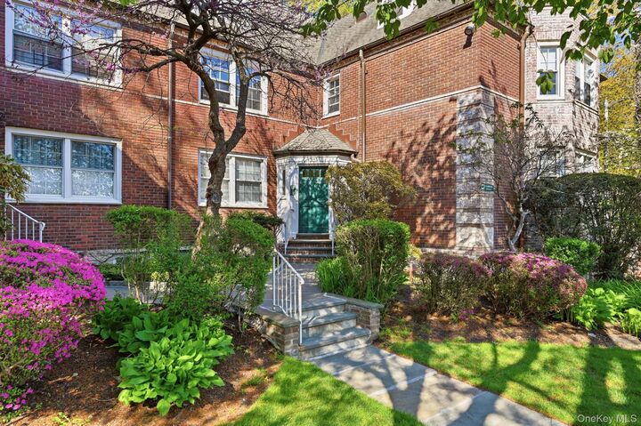 Property Photo:  3 Campus Place #Mr  NY 10583 